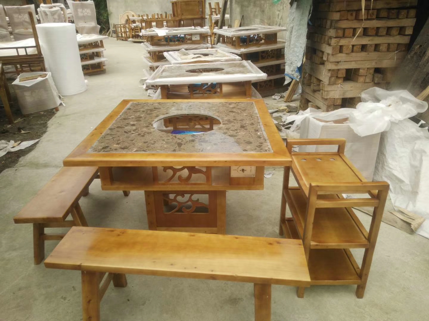 四川火锅桌,农庄桌椅碳化木餐桌椅,羊肉串串火锅桌椅定制厂家